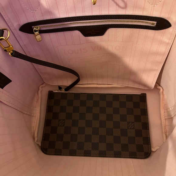 Louis Vuitton Neverfull MM - Picture 9 of 16
